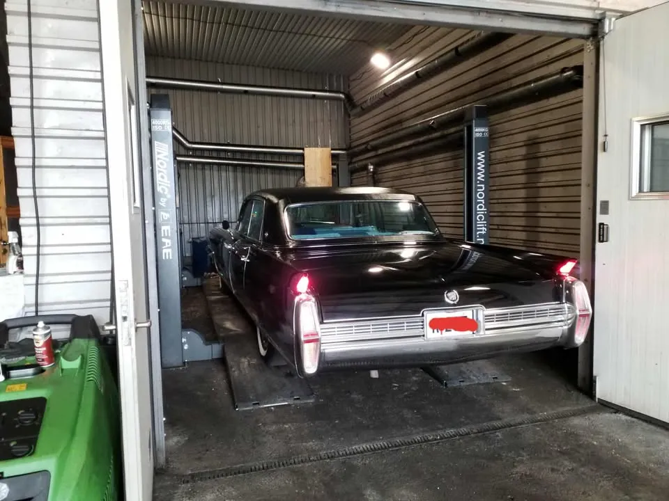 Klassisk Cadillac på løftebukken i verkstedet