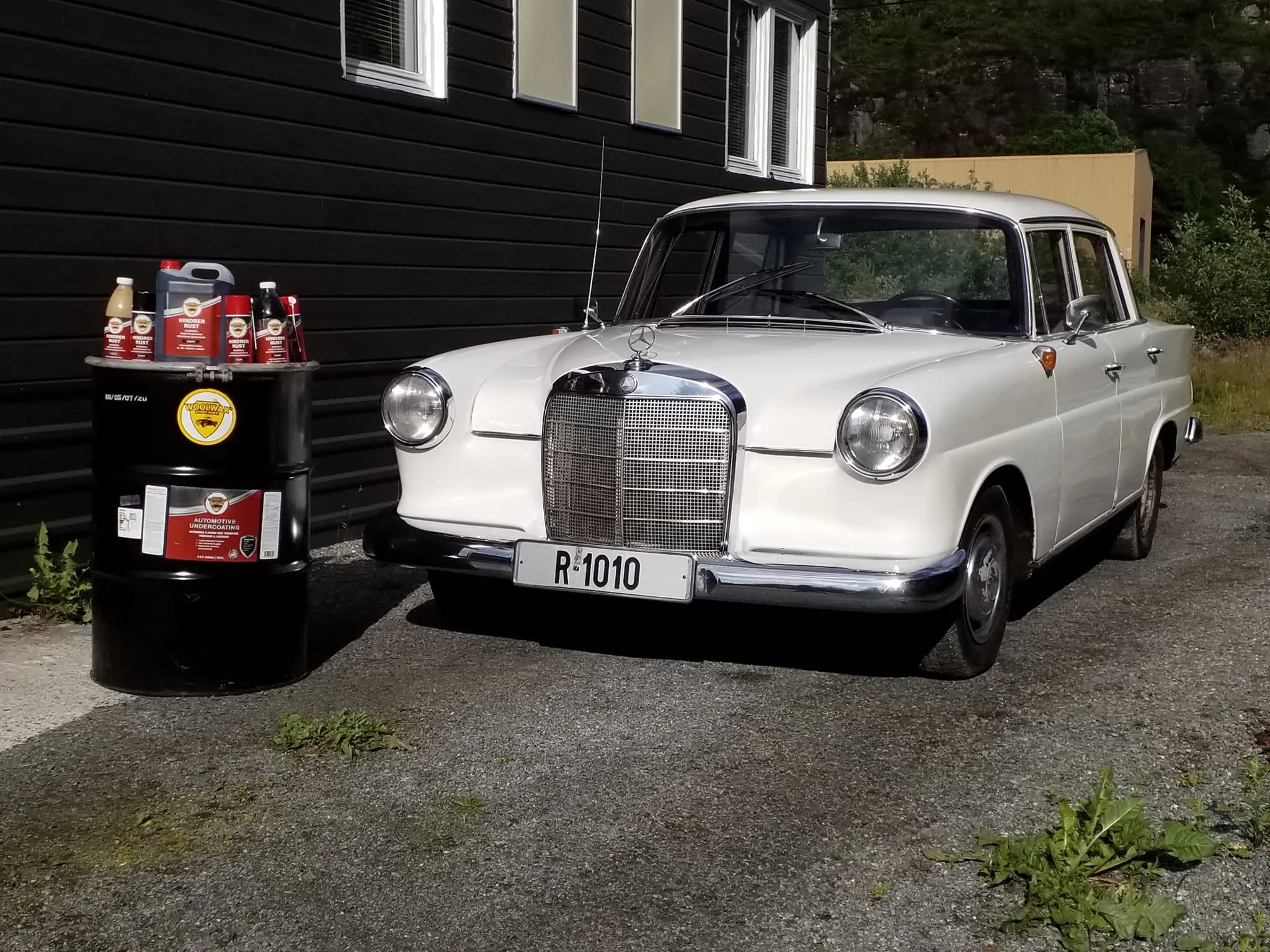 Klassisk Mercedes ved verkstedet