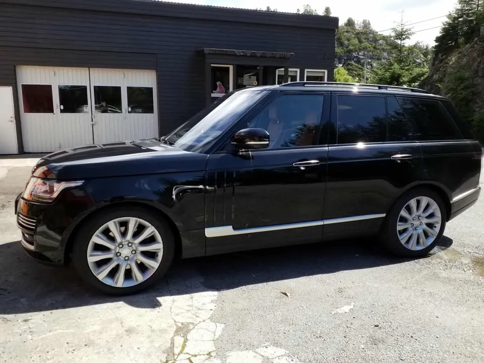 Range Rover foran verkstedet