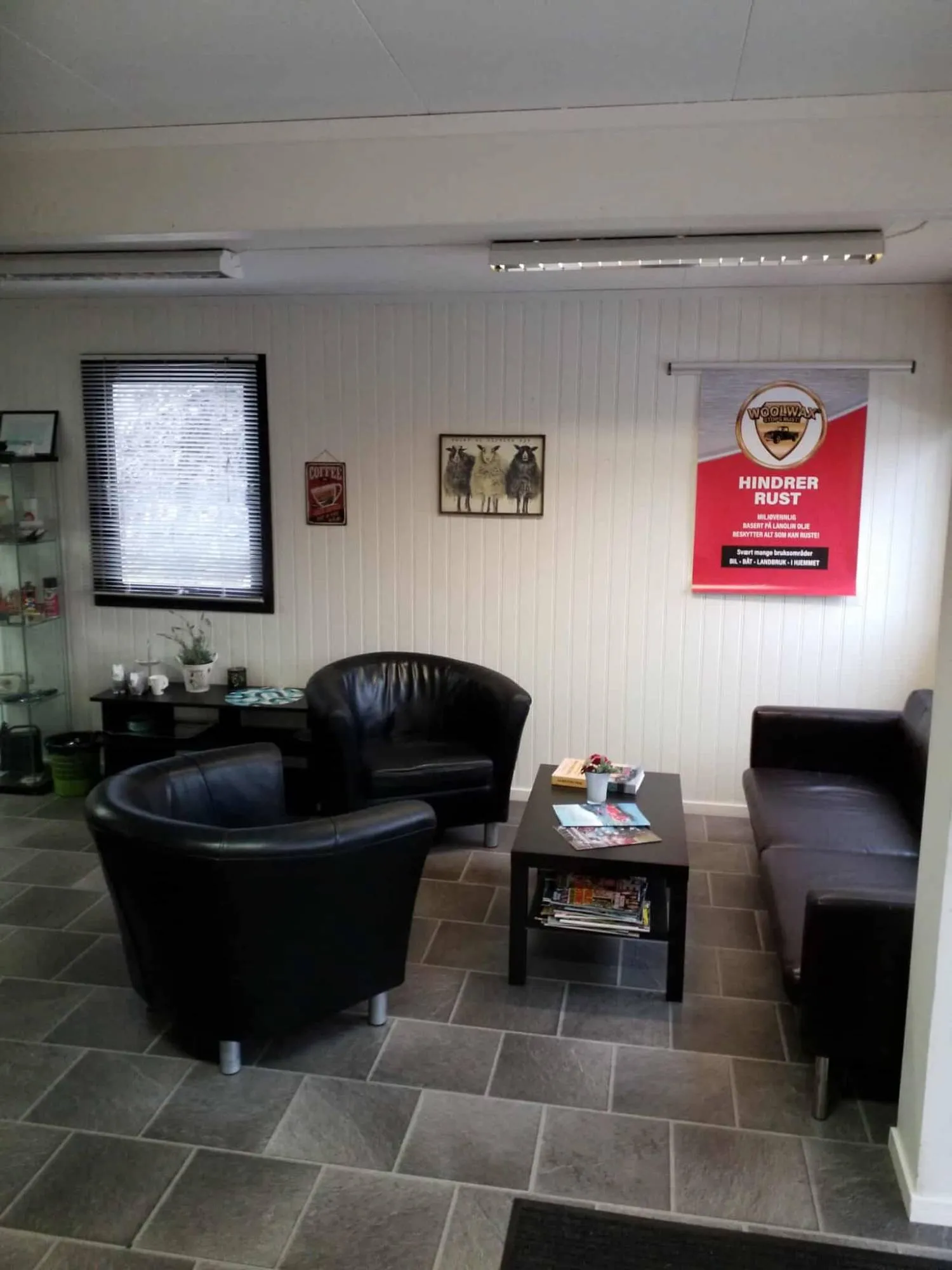 Venterommet hos Skogsvåg Auto med skinnstoler, sofa og salongbord