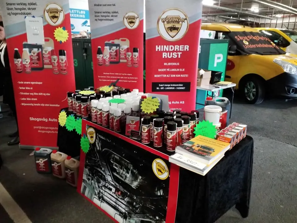 Stand med Woolwax-produkter og banner fra Skogsvåg Auto